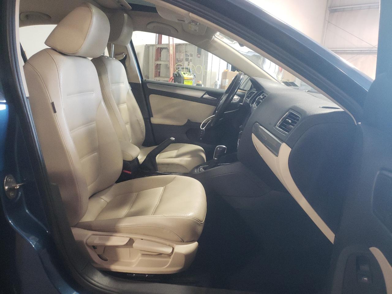 Photo 5 from auction – 2017 VOLKSWAGEN JETTA SE with VIN 3VWDB7AJ0HM219123