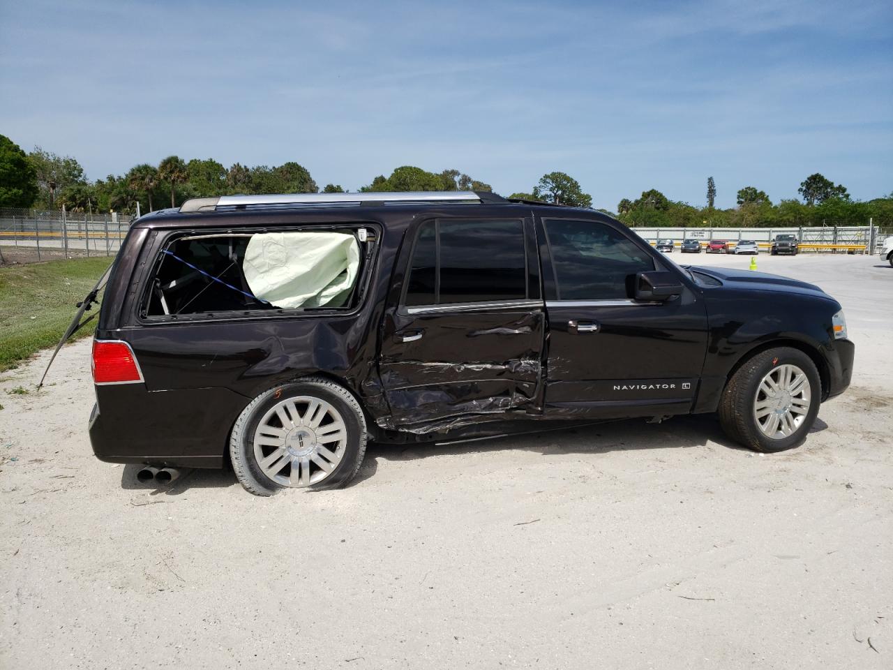 Photo 9 from auction – 2013 LINCOLN NAVIGATOR with VIN 5LMJJ3J5XDEL07433