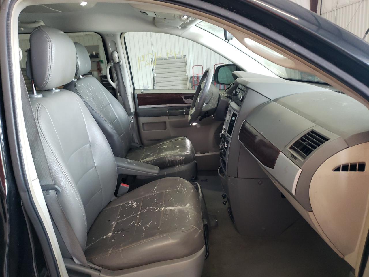 Photo 5 from auction – 2010 CHRYSLER TOWN & COU with VIN 2A4RR5D12AR432779