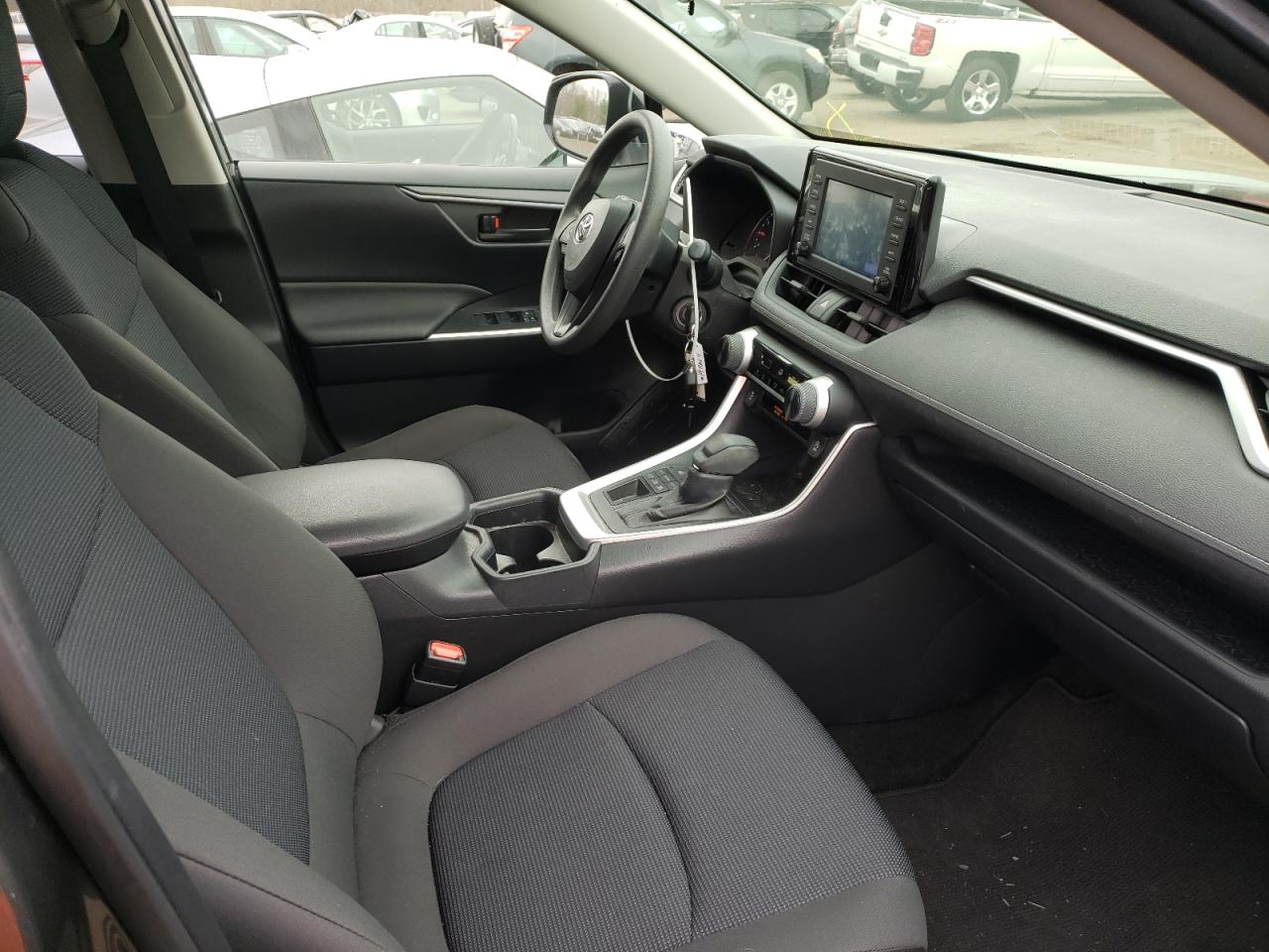 Photo 5 from auction – 2019 TOYOTA RAV4 LE with VIN JTMF1RFV4KD045453