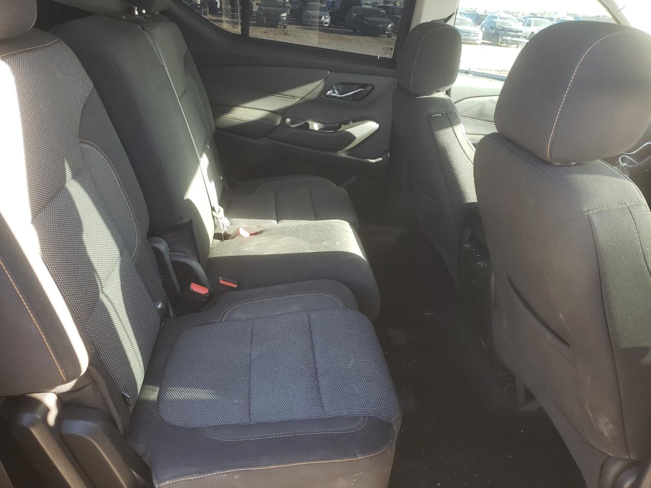 Photo 6 from auction – 2018 CHEVROLET TRAVERSE L with VIN 1GNERFKW5JJ132853