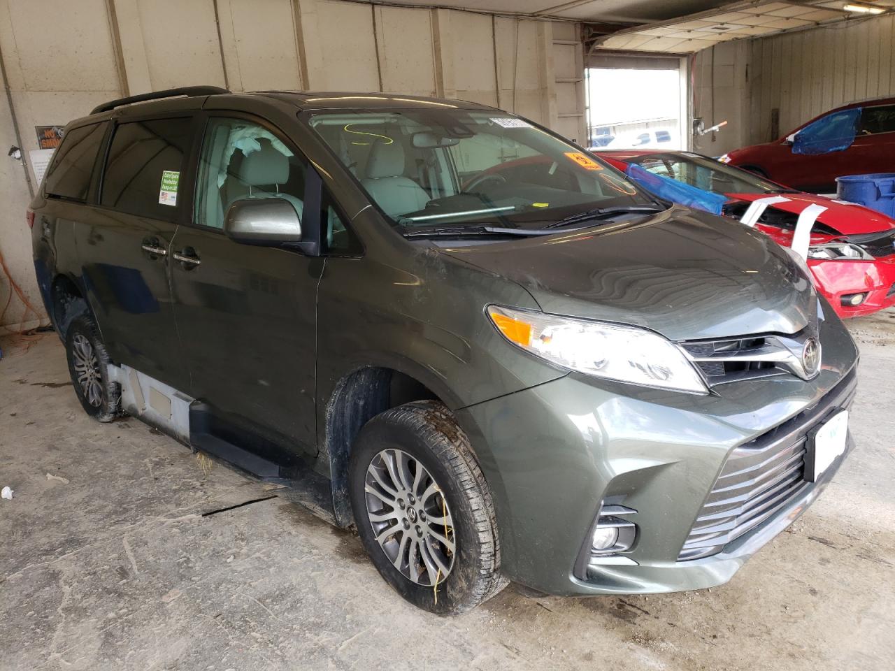 Photo 1 from auction – 2018 TOYOTA SIENNA XLE with VIN 5TDYZ3DC6JS909602