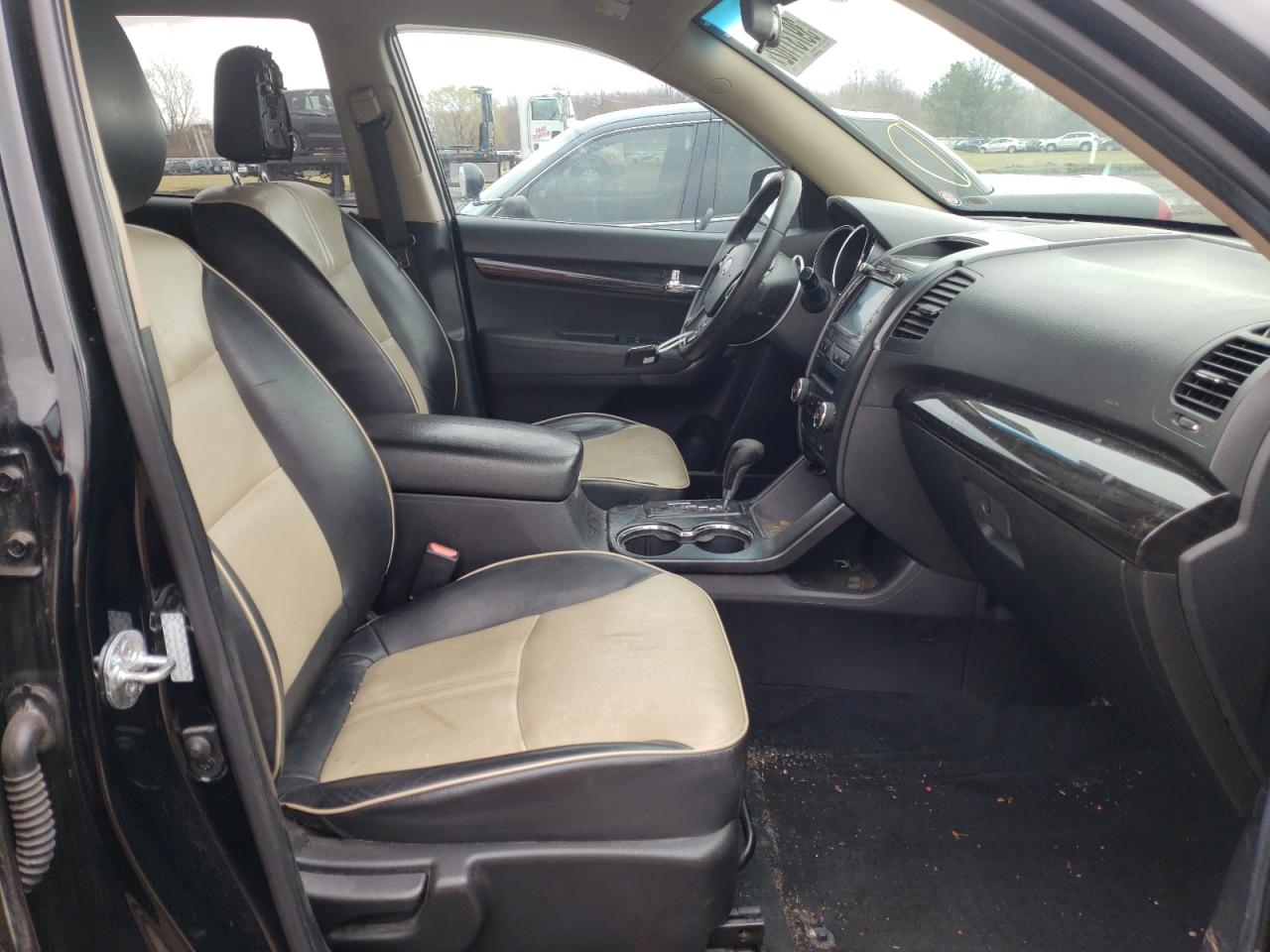 Photo 5 from auction – 2011 KIA SORENTO EX with VIN 5XYKU4A29BG042992