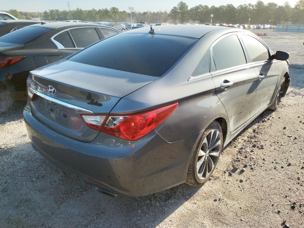 Photo 4 from auction – 2012 HYUNDAI SONATA SE with VIN 5NPEC4AC9CH374501