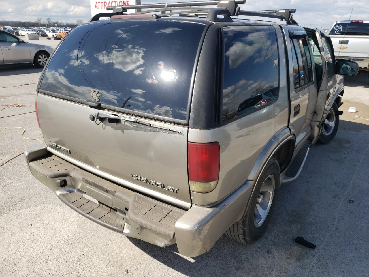 Photo 4 from auction – 2002 CHEVROLET BLAZER with VIN 1GNCS13W32K104235