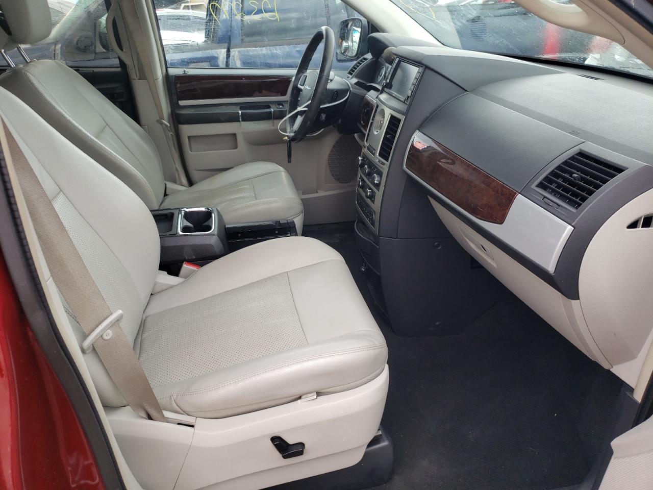 Photo 5 from auction – 2010 CHRYSLER TOWN & COU with VIN 2A4RR8D13AR494824