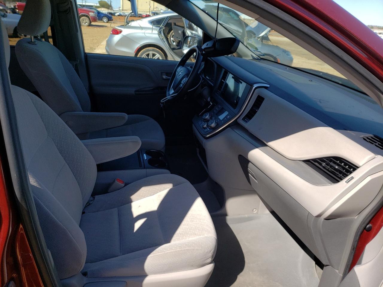 Photo 5 from auction – 2017 TOYOTA SIENNA LE with VIN 5TDKZ3DC4HS862991