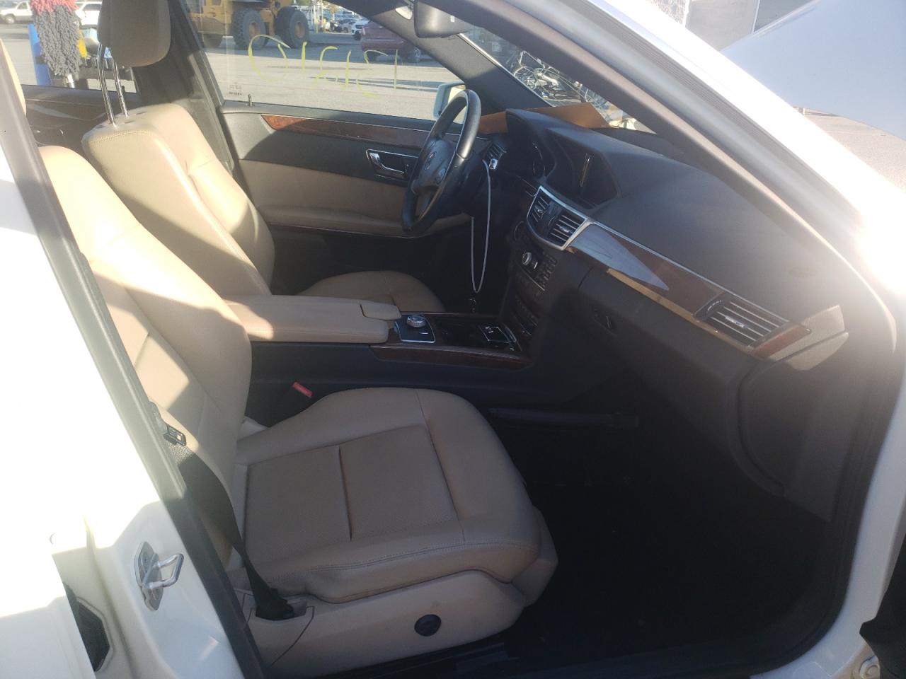 Photo 5 from auction – 2011 MERCEDES-BENZ E 350 with VIN WDDHF5GBXBA415688
