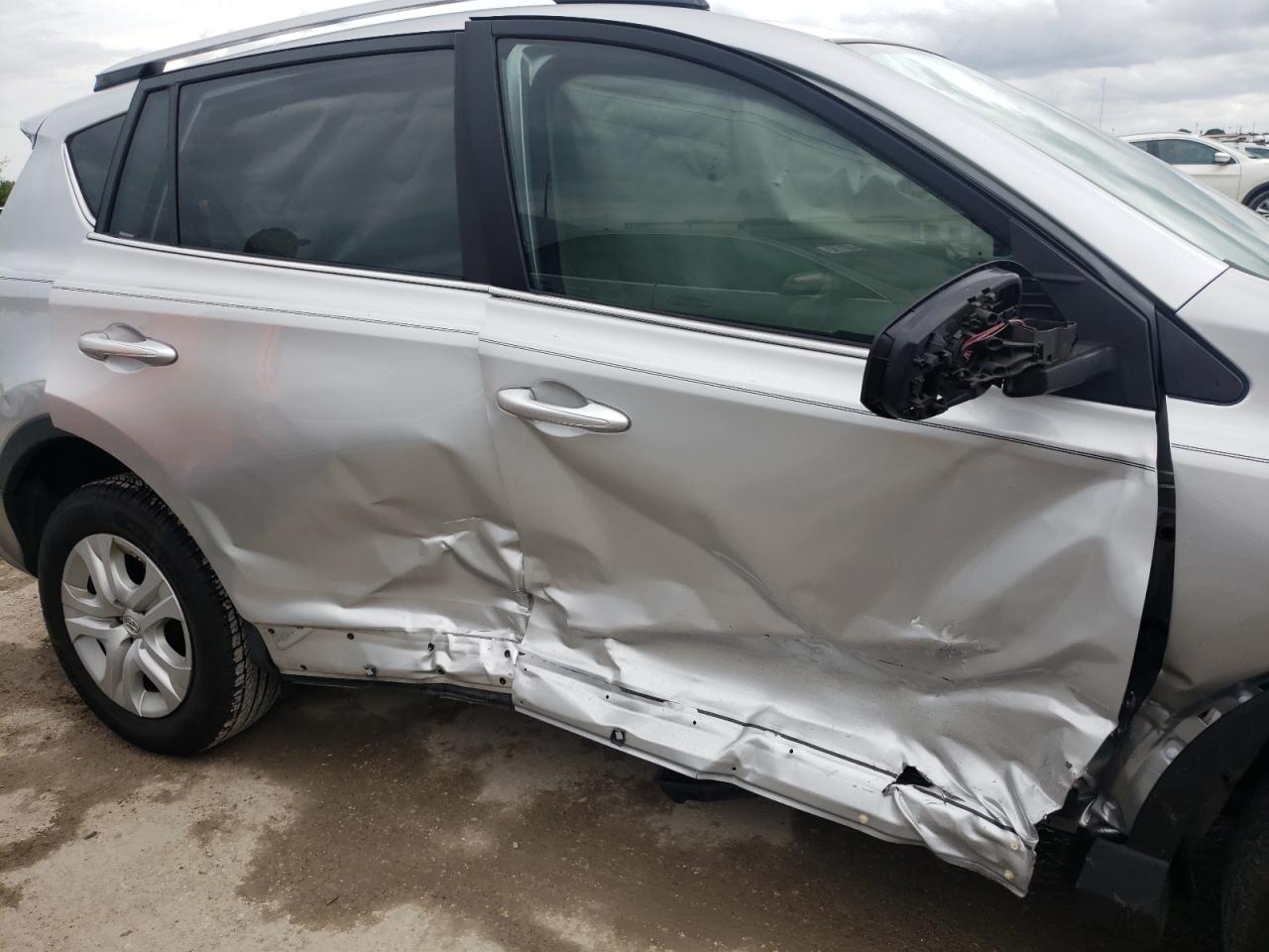 Photo 9 from auction – 2015 TOYOTA RAV4 LE with VIN JTMZFREV0FD078987