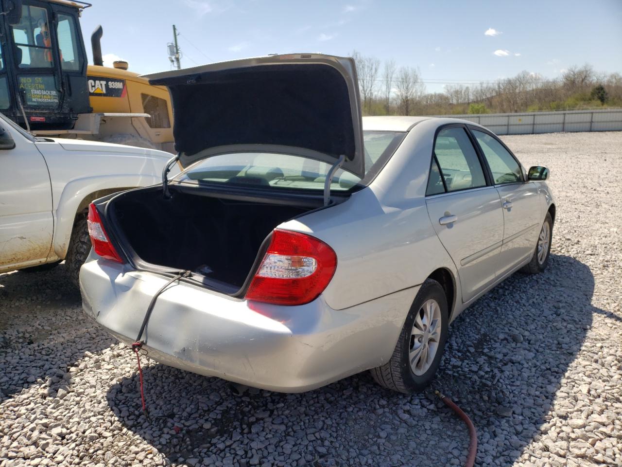 Photo 4 from auction – 2004 TOYOTA CAMRY LE with VIN 4T1BF32KX4U585607