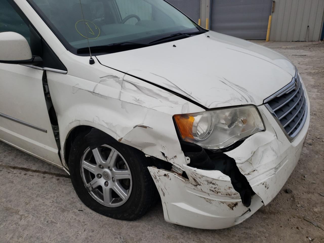 Photo 9 from auction – 2010 CHRYSLER TOWN & COU with VIN 2A4RR5D17AR284595