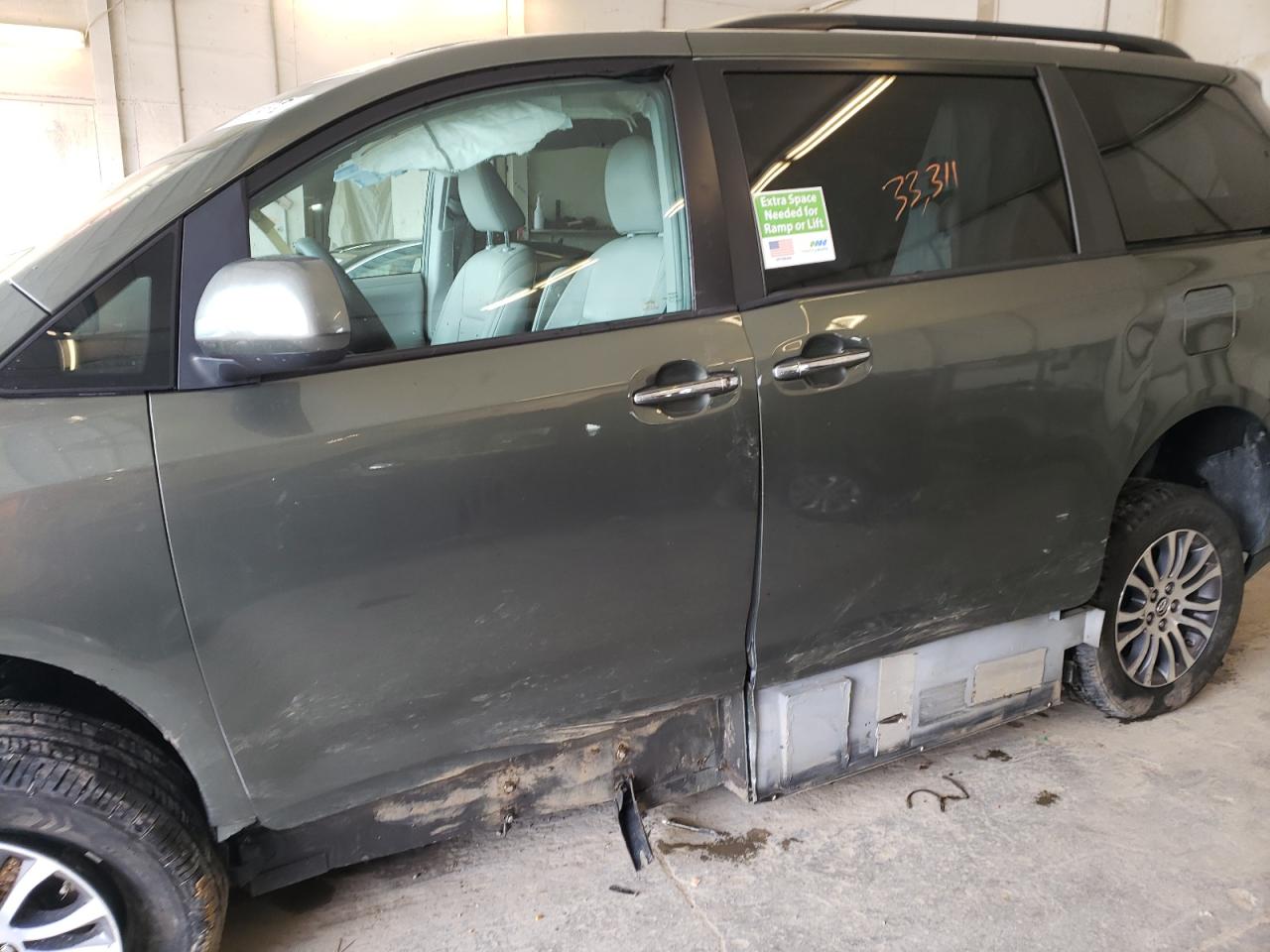Photo 9 from auction – 2018 TOYOTA SIENNA XLE with VIN 5TDYZ3DC6JS909602