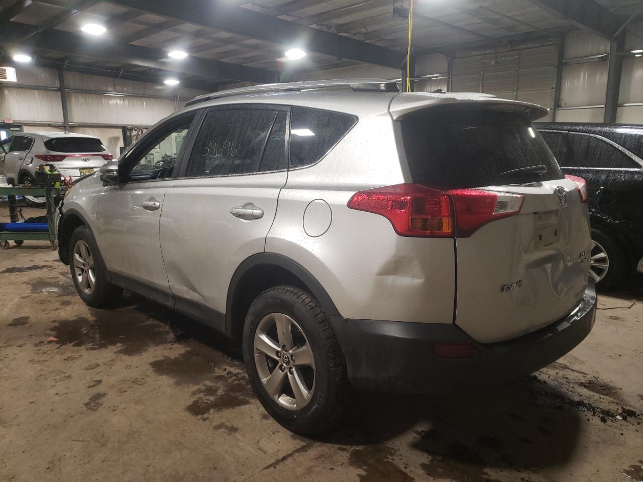 Photo 3 from auction – 2015 TOYOTA RAV4 XLE with VIN JTMRFREV7FD174986
