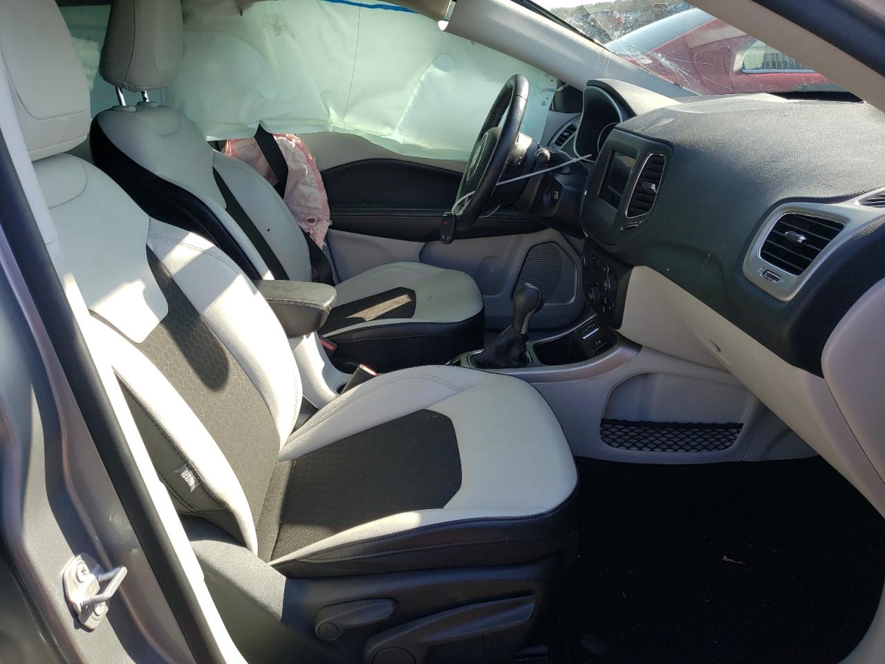Photo 5 from auction – 2020 JEEP COMPASS LA with VIN 3C4NJCBB8LT205902