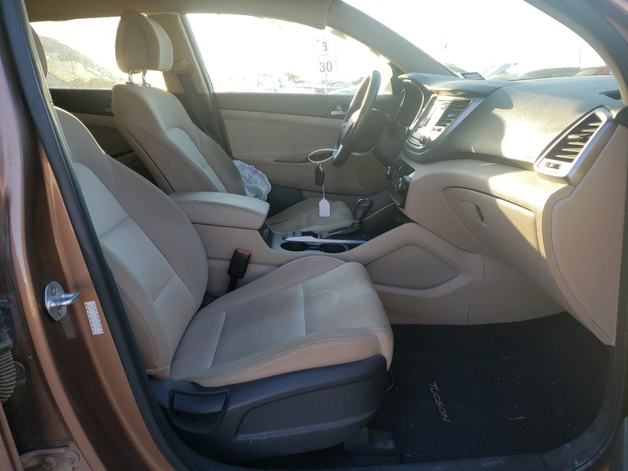 Photo 5 from auction – 2017 HYUNDAI TUCSON LIM with VIN KM8J3CA26HU385058