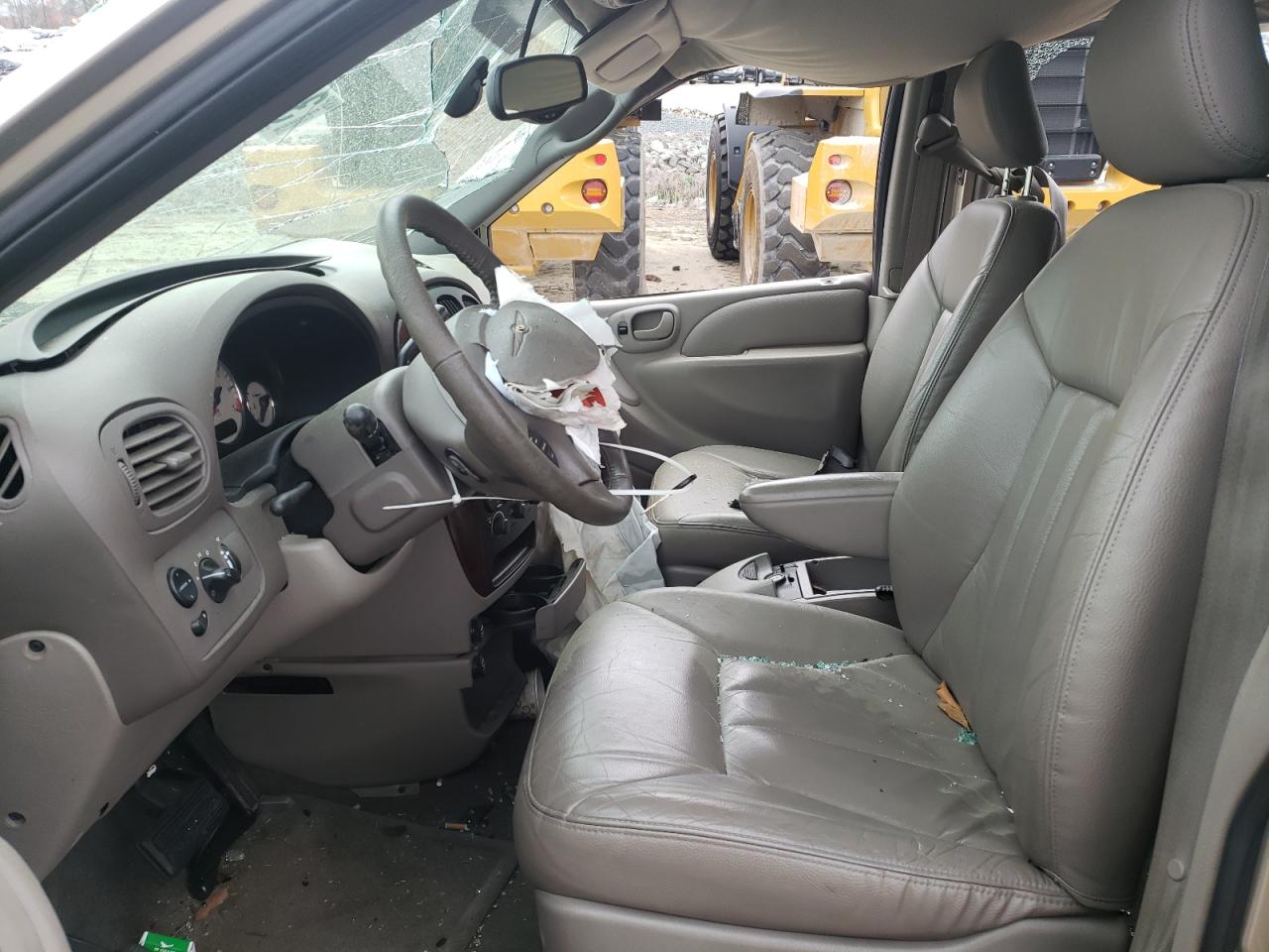 Photo 5 from auction – 2003 CHRYSLER TOWN & COU with VIN 2C4GP54L13R256413