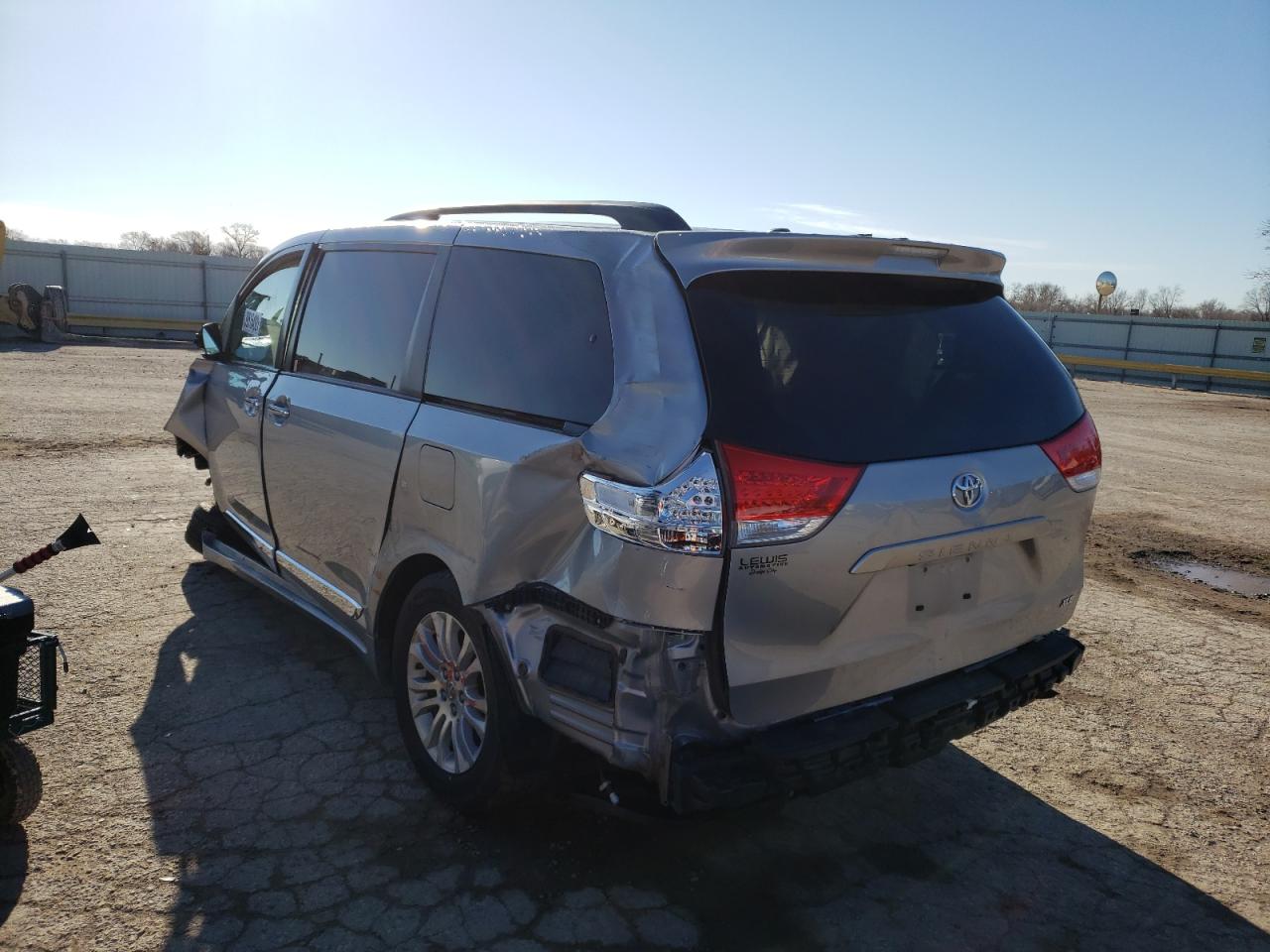 Photo 3 from auction – 2012 TOYOTA SIENNA XLE with VIN 5TDYK3DCXCS270745