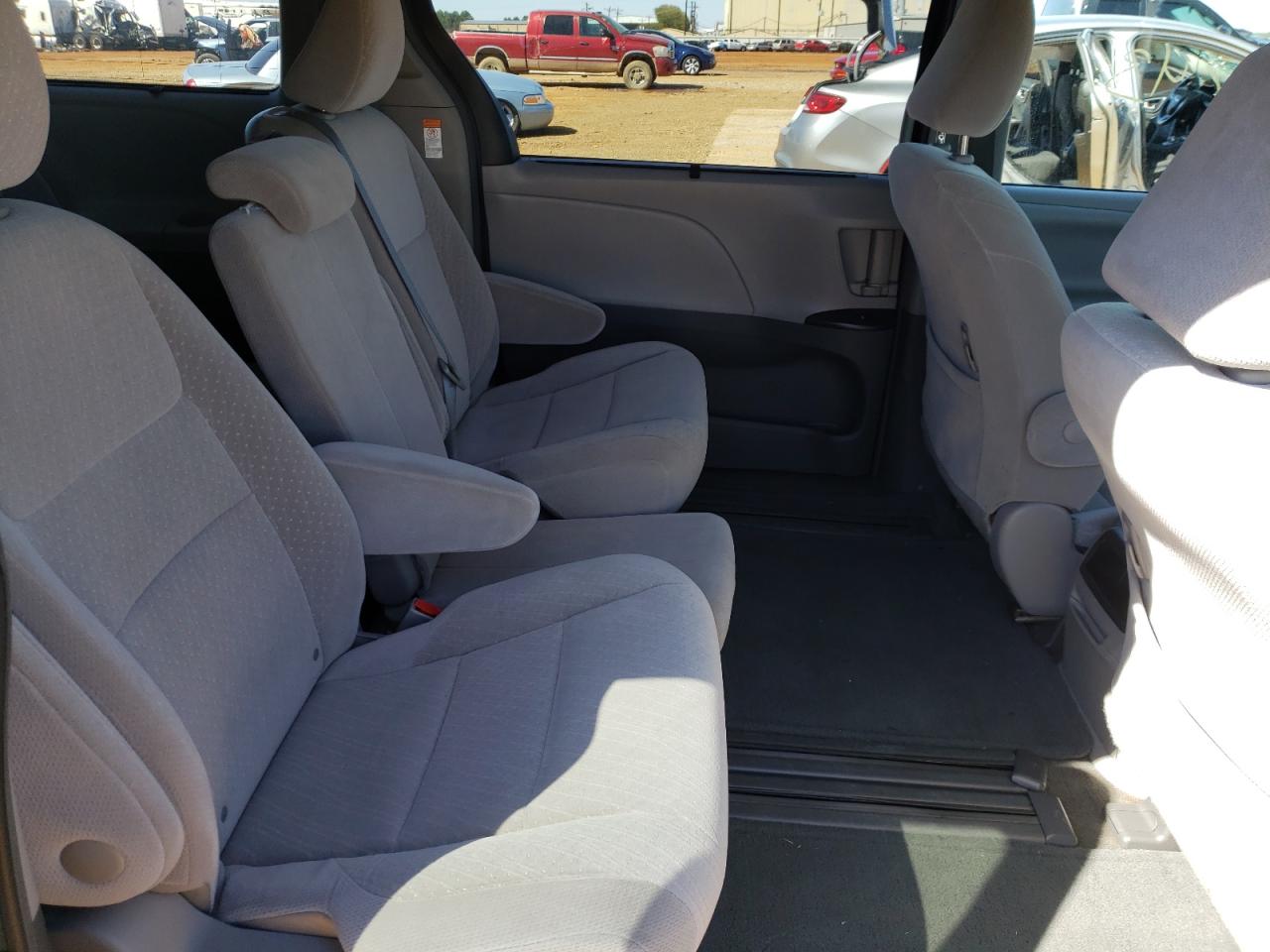 Photo 6 from auction – 2017 TOYOTA SIENNA LE with VIN 5TDKZ3DC4HS862991