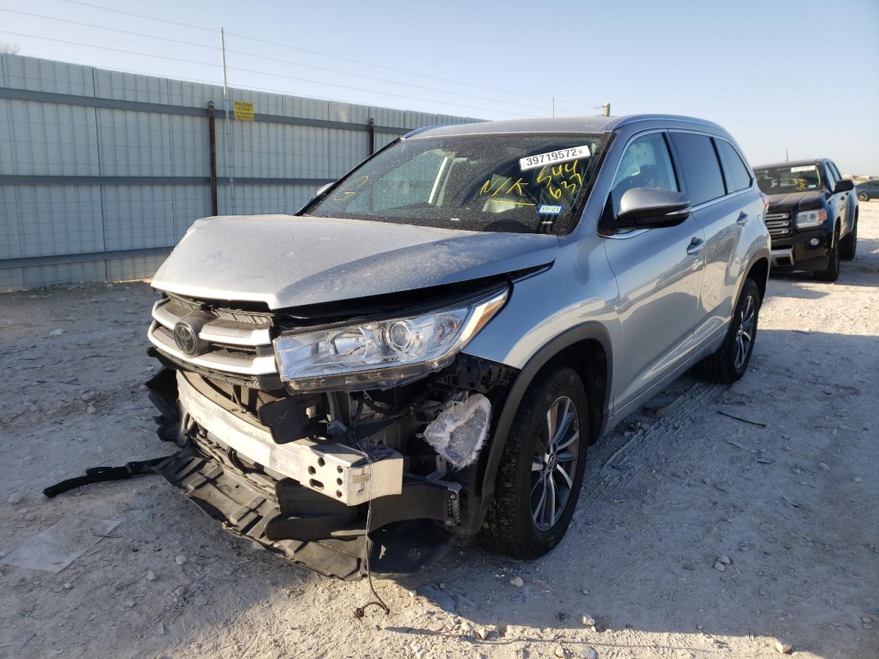 Photo 2 from auction – 2018 TOYOTA HIGHLANDER with VIN 5TDKZRFH5JS544637
