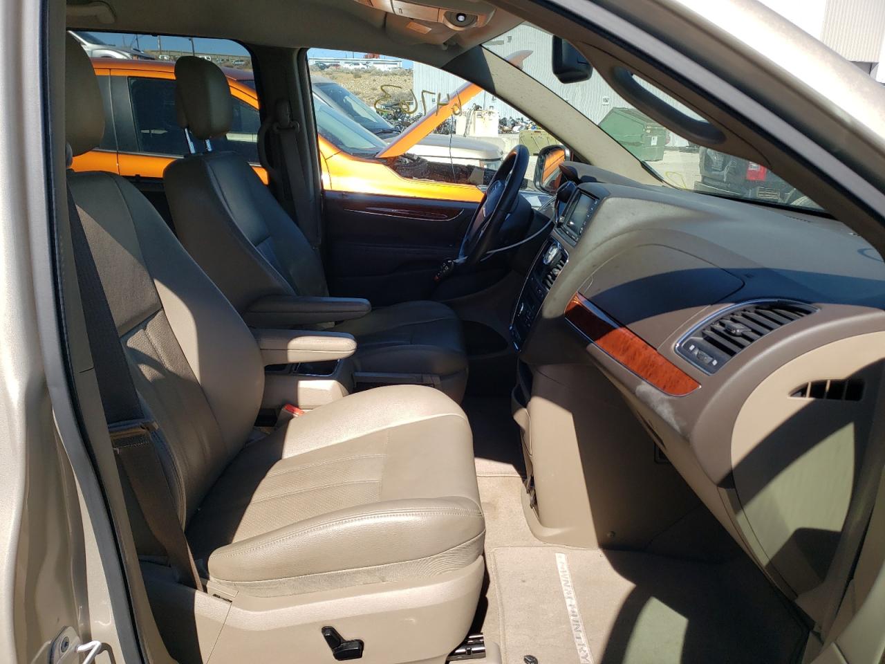 Photo 5 from auction – 2013 CHRYSLER TOWN & COU with VIN 2C4RC1CG5DR807770