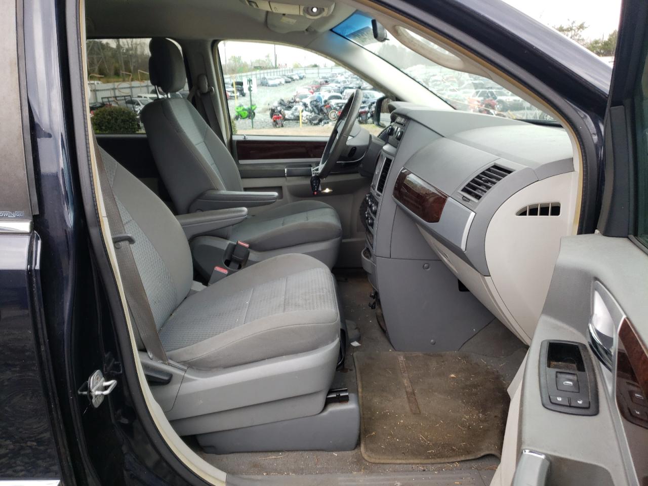 Photo 5 from auction – 2010 CHRYSLER TOWN & COU with VIN 2A4RR5D18AR449019