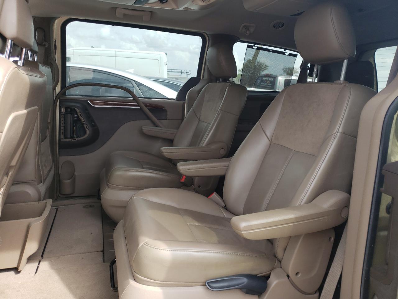 Photo 6 from auction – 2011 CHRYSLER TOWN & COU with VIN 2A4RR6DG3BR760000