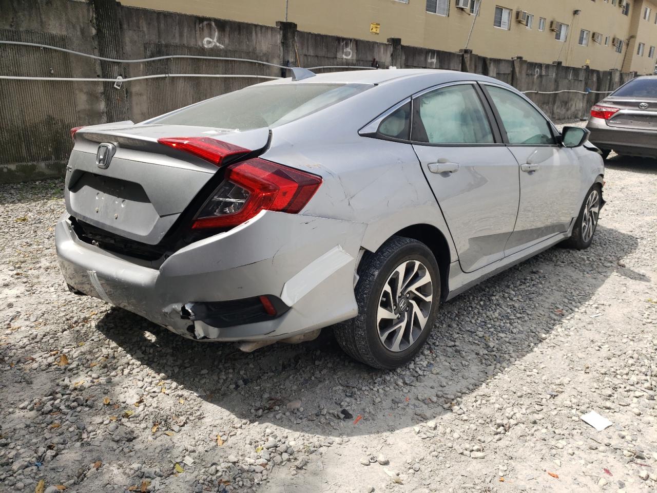Photo 4 from auction – 2018 HONDA CIVIC EX with VIN 19XFC2F72JE024942