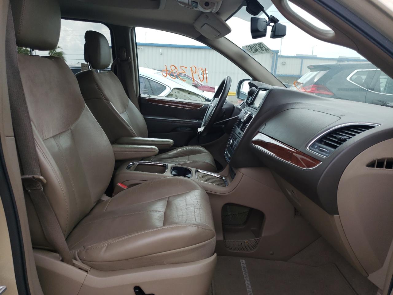 Photo 5 from auction – 2011 CHRYSLER TOWN & COU with VIN 2A4RR6DG3BR760000
