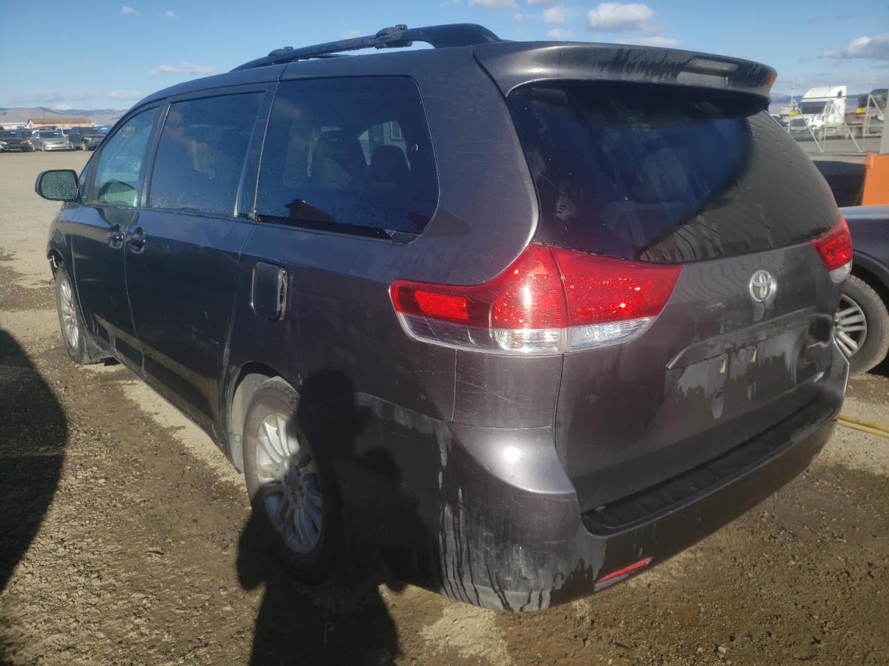 Photo 3 from auction – 2011 TOYOTA SIENNA XLE with VIN 5TDYK3DC5BS141391