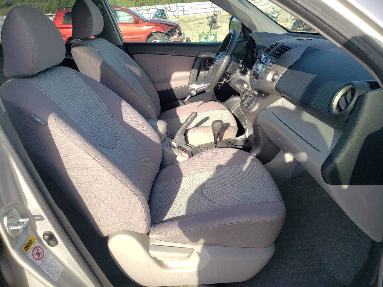 Photo 5 from auction – 2007 TOYOTA RAV4 with VIN JTMBD33V176042674