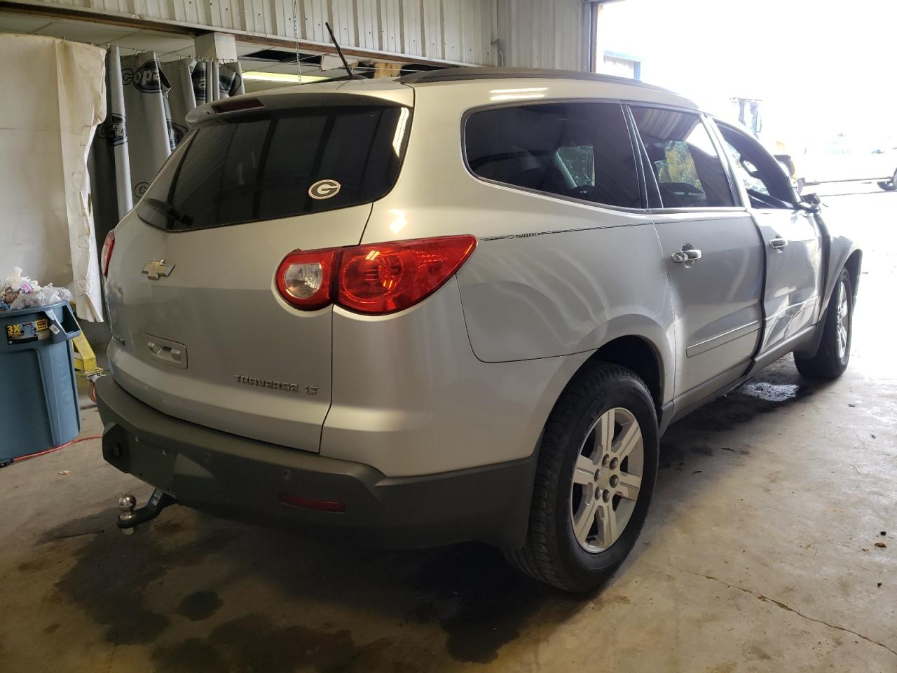 Photo 4 from auction – 2010 CHEVROLET TRAVERSE L with VIN 1GNLRFED8AS103035