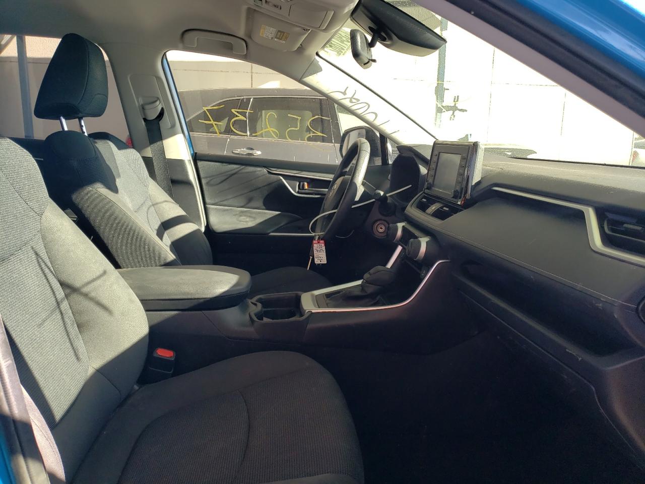 Photo 5 from auction – 2019 TOYOTA RAV4 LE with VIN JTMF1RFV3KJ007570