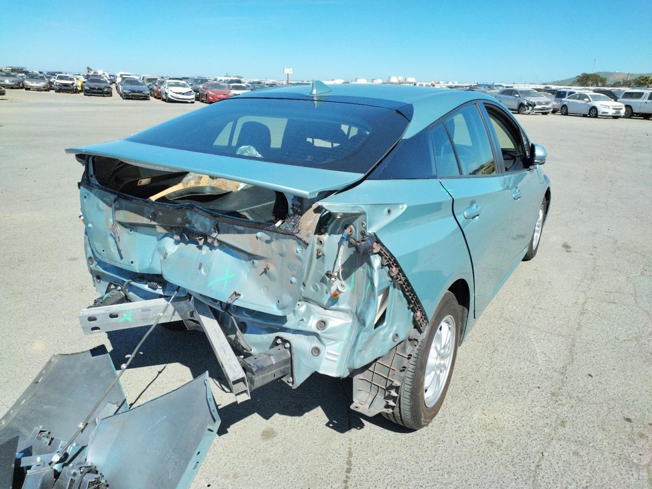 Photo 4 from auction – 2016 TOYOTA PRIUS with VIN JTDKARFUXG3025677