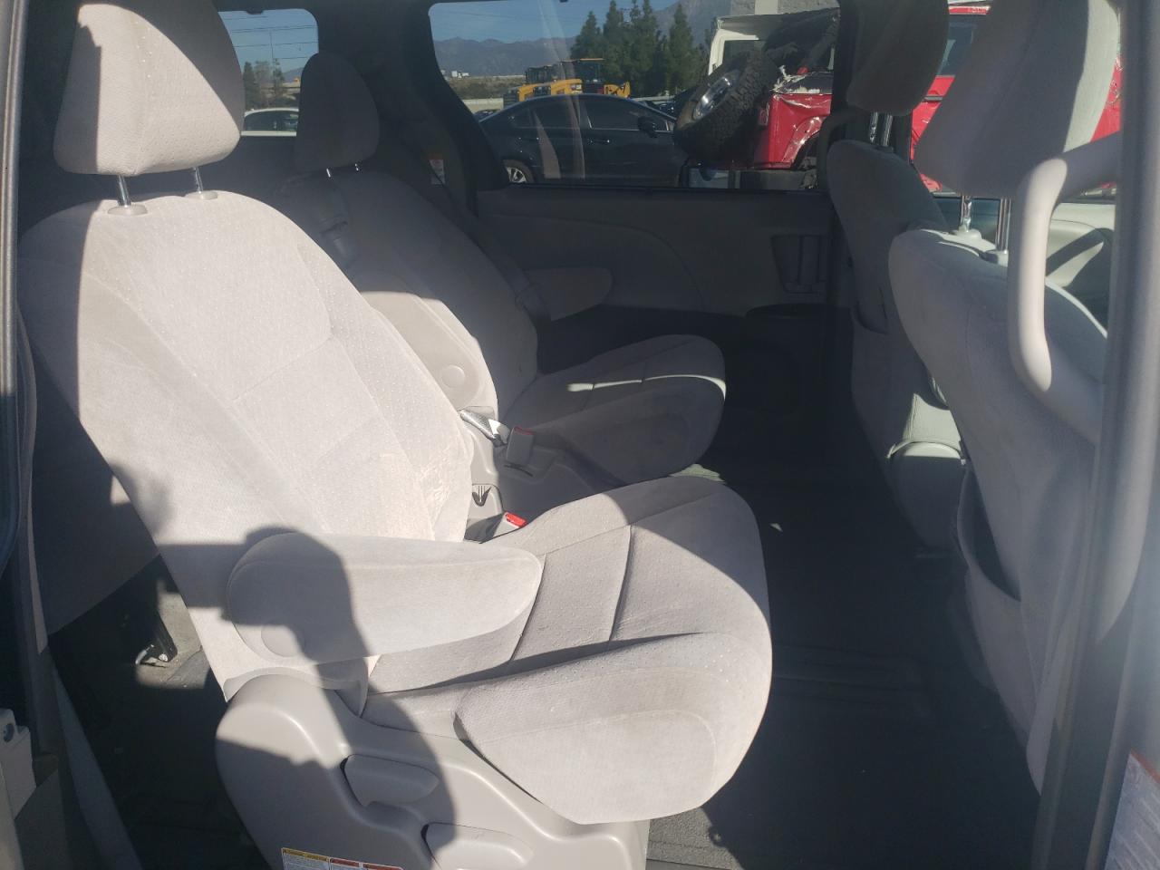 Photo 6 from auction – 2016 TOYOTA SIENNA LE with VIN 5TDKK3DC0GS734752