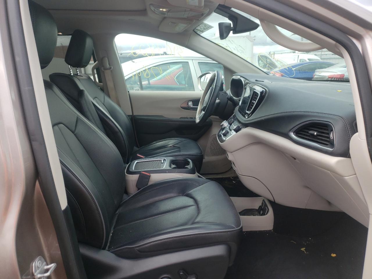 Photo 5 from auction – 2018 CHRYSLER PACIFICA L with VIN 2C4RC1GG1JR320958