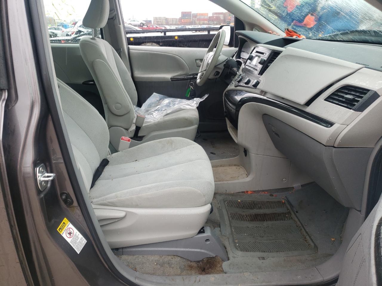 Photo 5 from auction – 2014 TOYOTA SIENNA with VIN 5TDZK3DC9ES435305