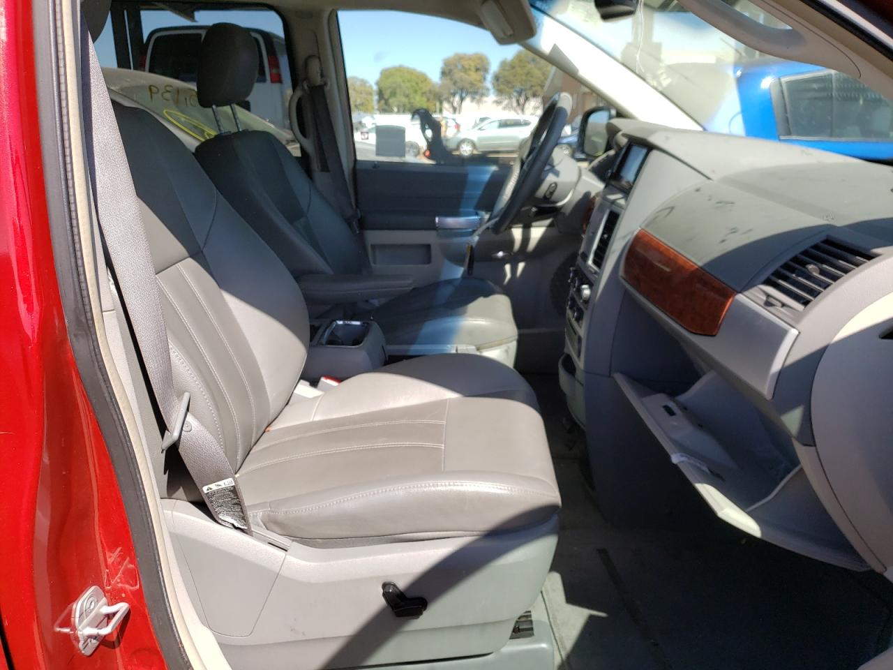 Photo 5 from auction – 2008 CHRYSLER TOWN & COU with VIN 2A8HR54P68R844597