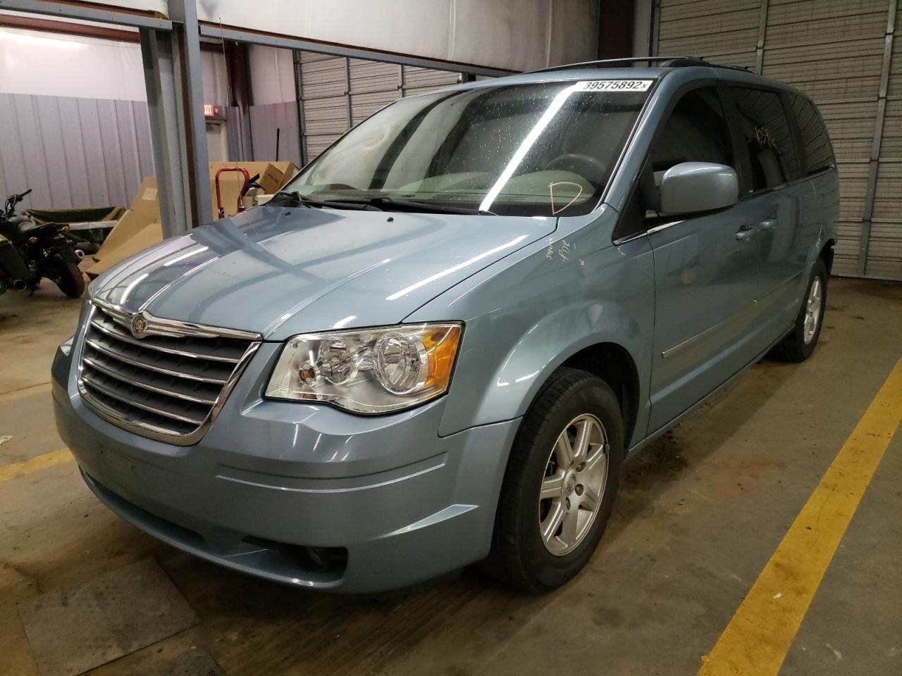 Photo 2 from auction – 2010 CHRYSLER TOWN & COU with VIN 2A4RR5D15AR138163