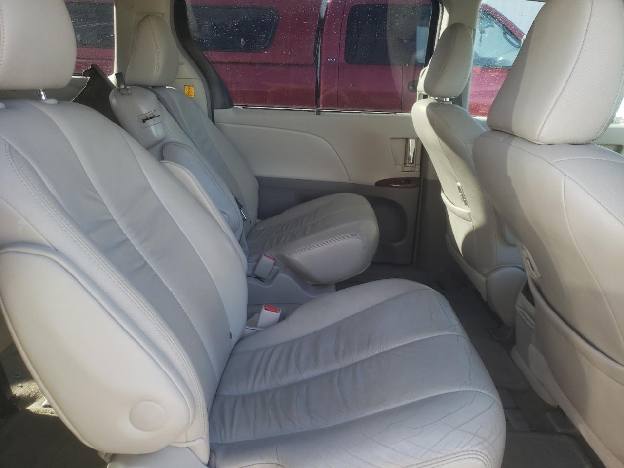 Photo 6 from auction – 2011 TOYOTA SIENNA XLE with VIN 5TDYK3DC5BS141391