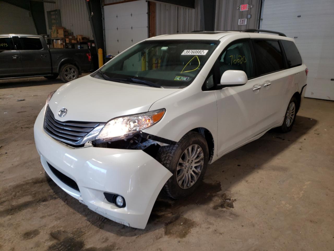 Photo 2 from auction – 2017 TOYOTA SIENNA XLE with VIN 5TDYZ3DC6HS791030