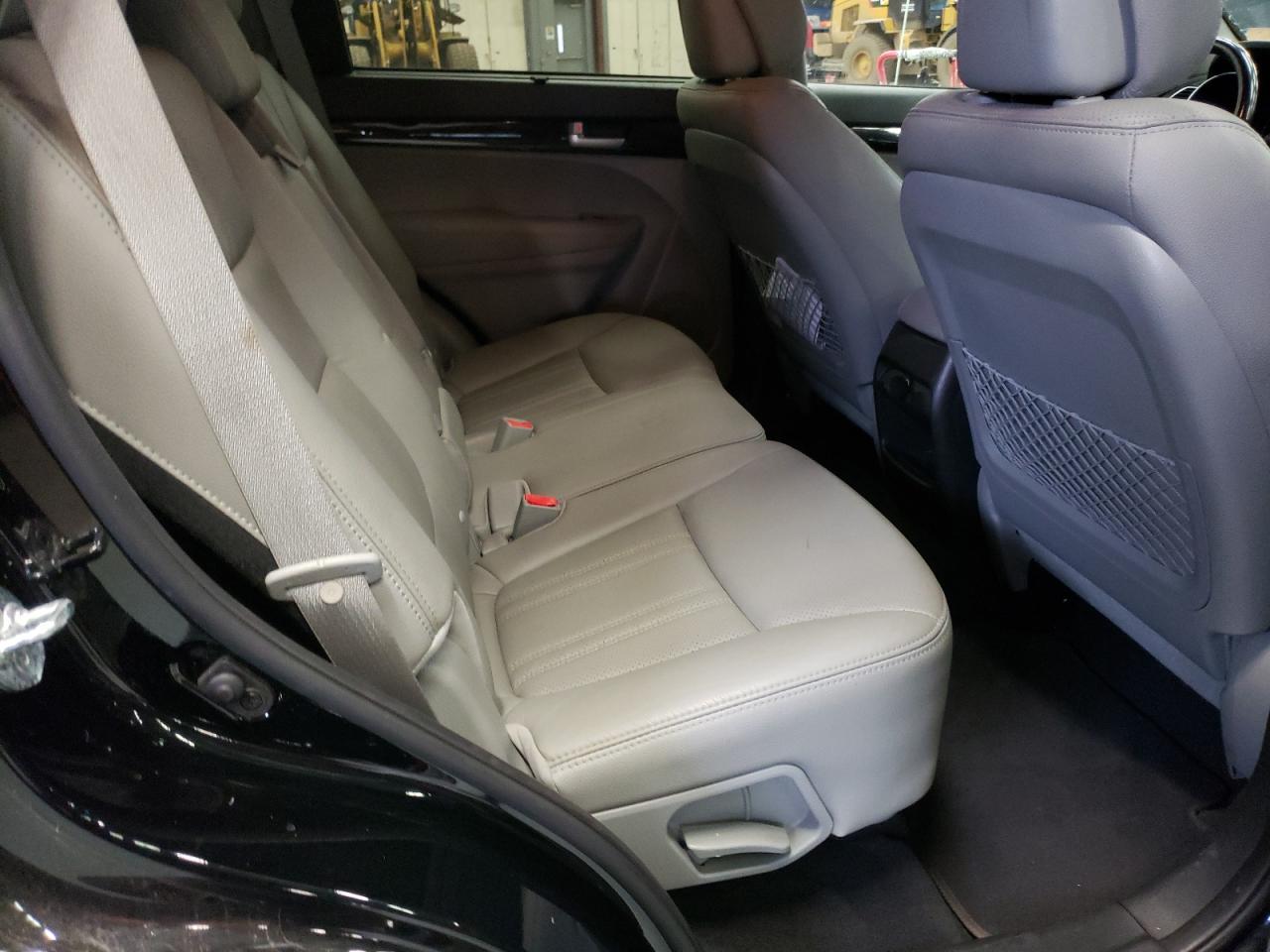Photo 6 from auction – 2015 KIA SORENTO LX with VIN 5XYKTCA60FG617373
