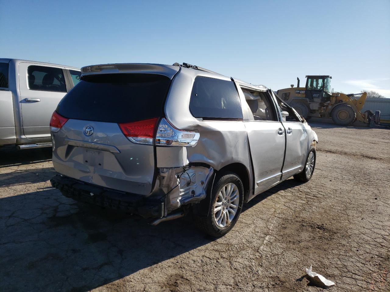 Photo 4 from auction – 2012 TOYOTA SIENNA XLE with VIN 5TDYK3DCXCS270745