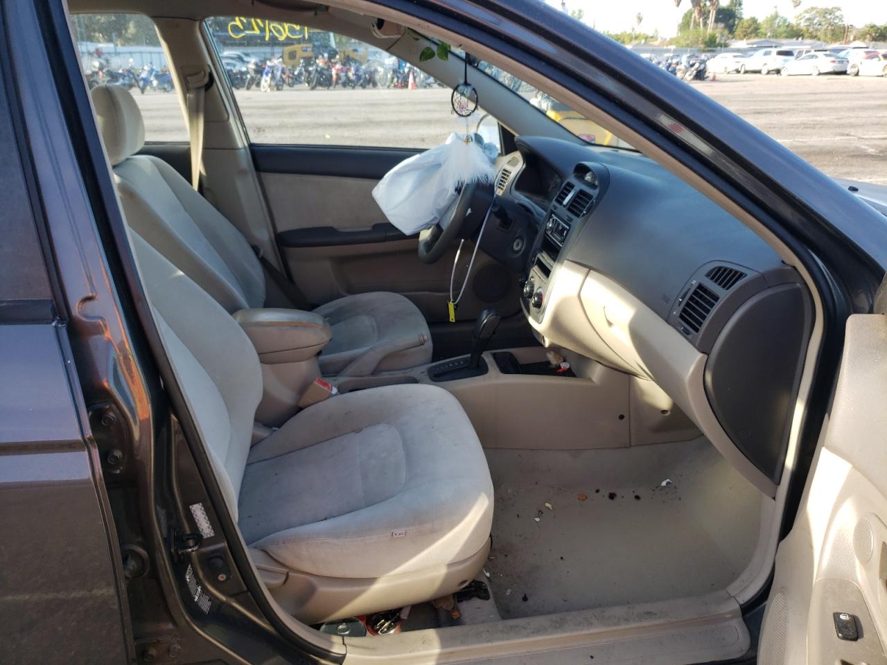 Photo 5 from auction – 2004 KIA SPECTRA LX with VIN KNAFE122645054151