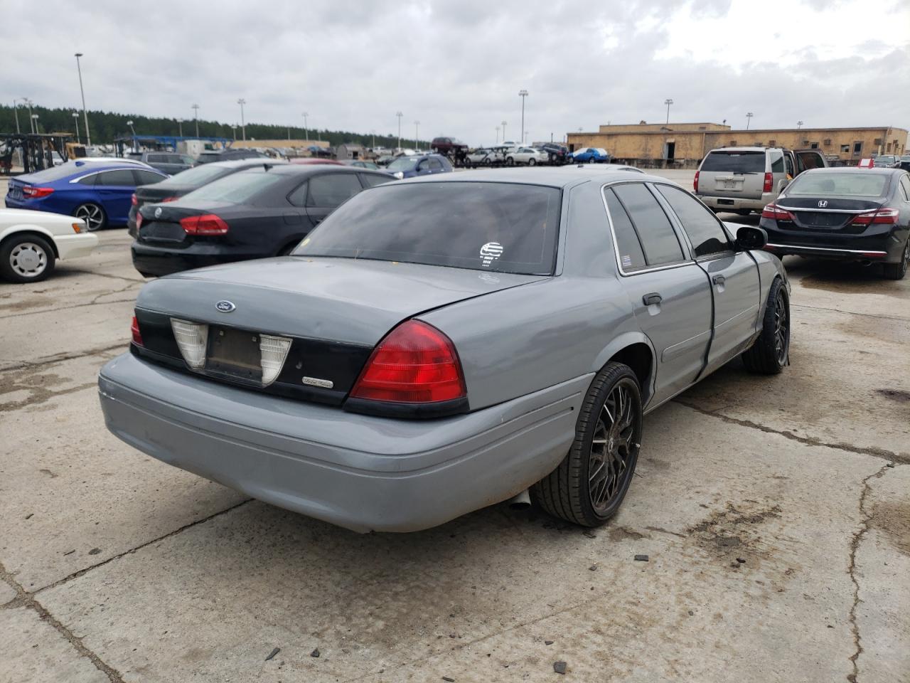 Photo 4 from auction – 2004 FORD CROWN VICT with VIN 2FAFP71W54X130824