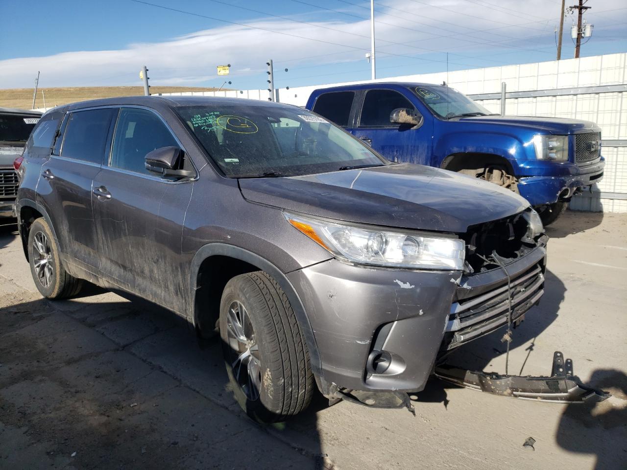 TOYOTA HIGHLANDER 2018 с VIN 5TDBZRFH6JS496453 - Фото с аукциона