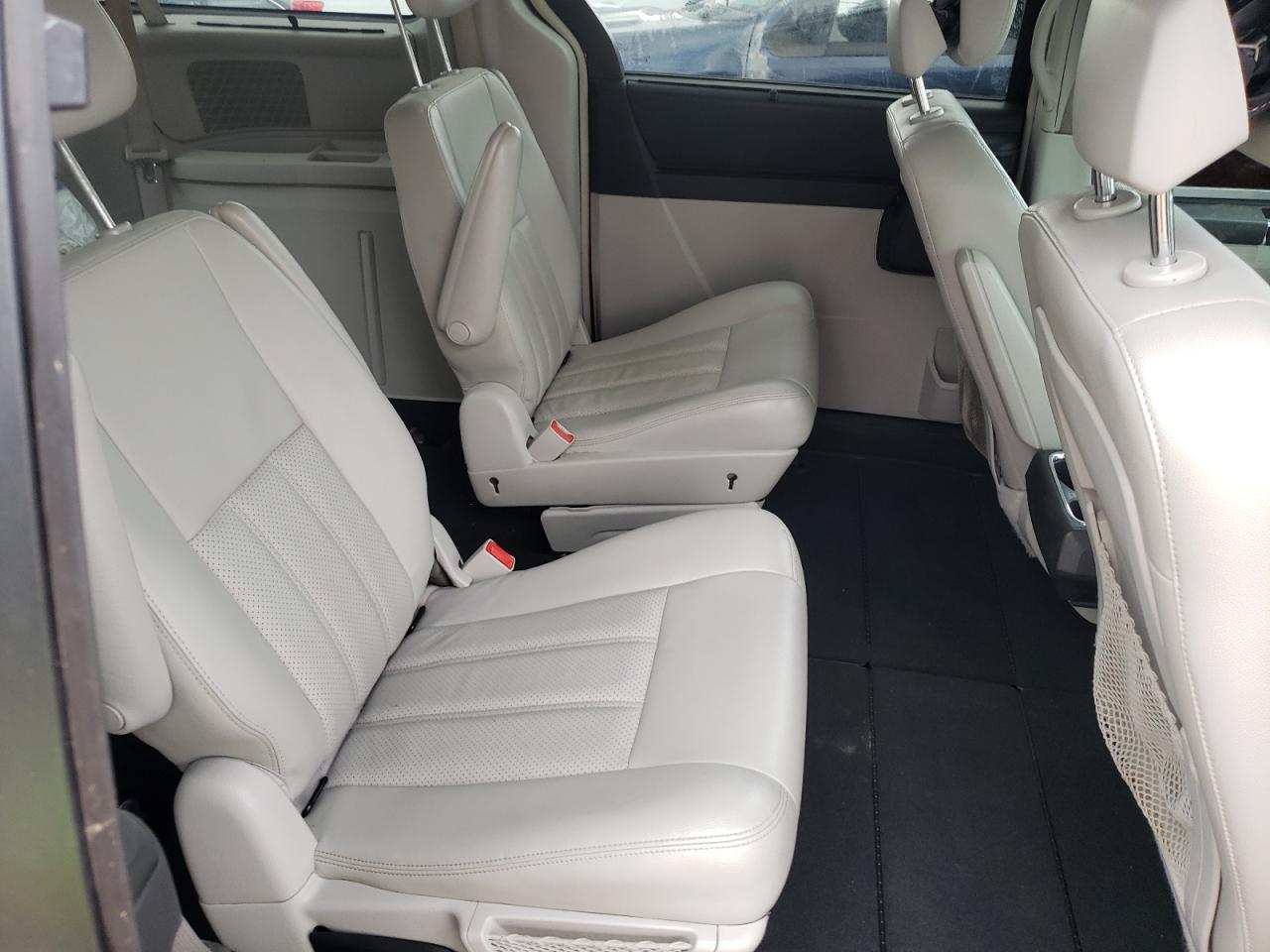 Photo 6 from auction – 2010 CHRYSLER TOWN & COU with VIN 2A4RR8D13AR494824