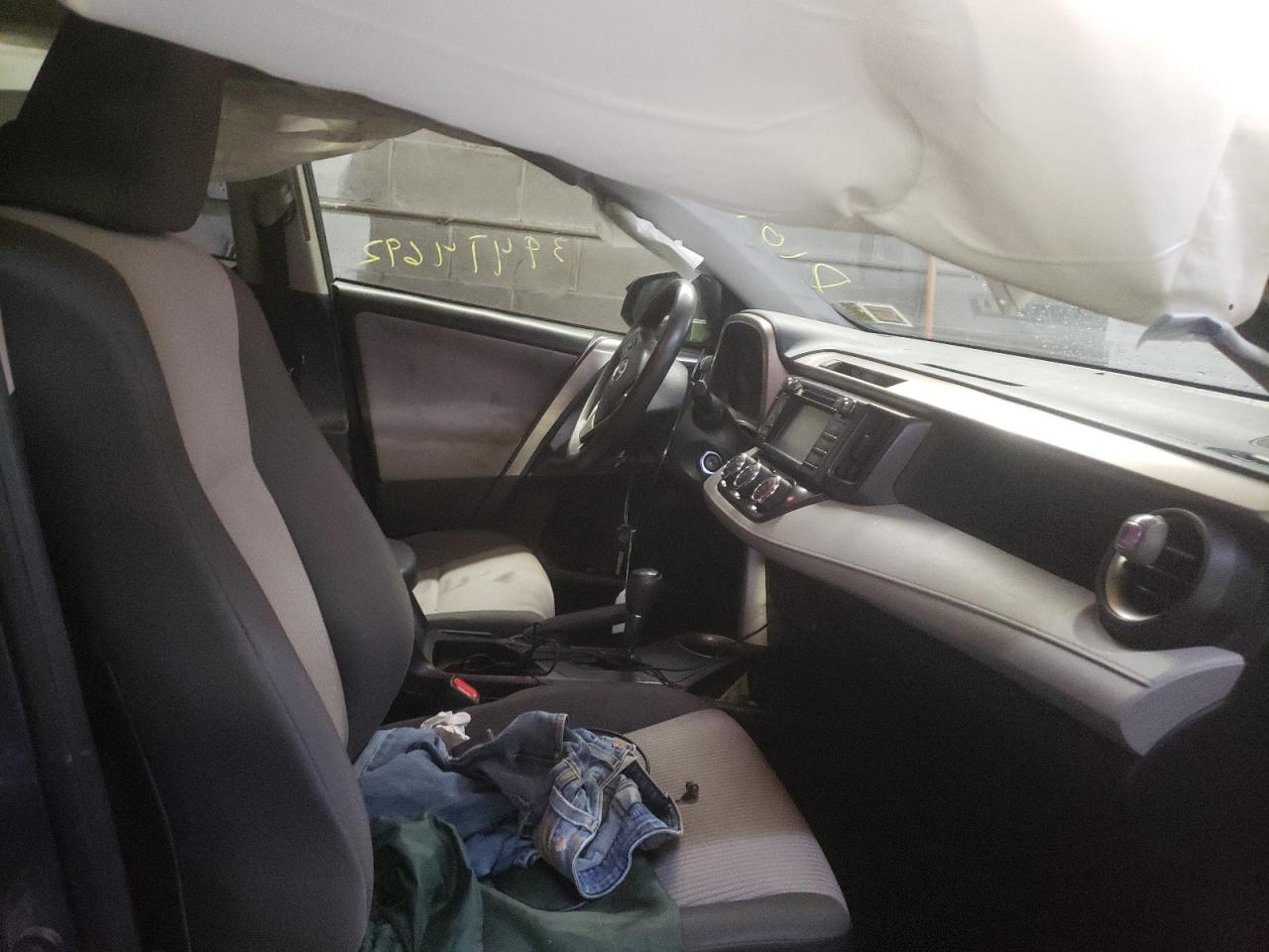 Photo 5 from auction – 2014 TOYOTA RAV4 LE with VIN JTMBFREV3E5029275