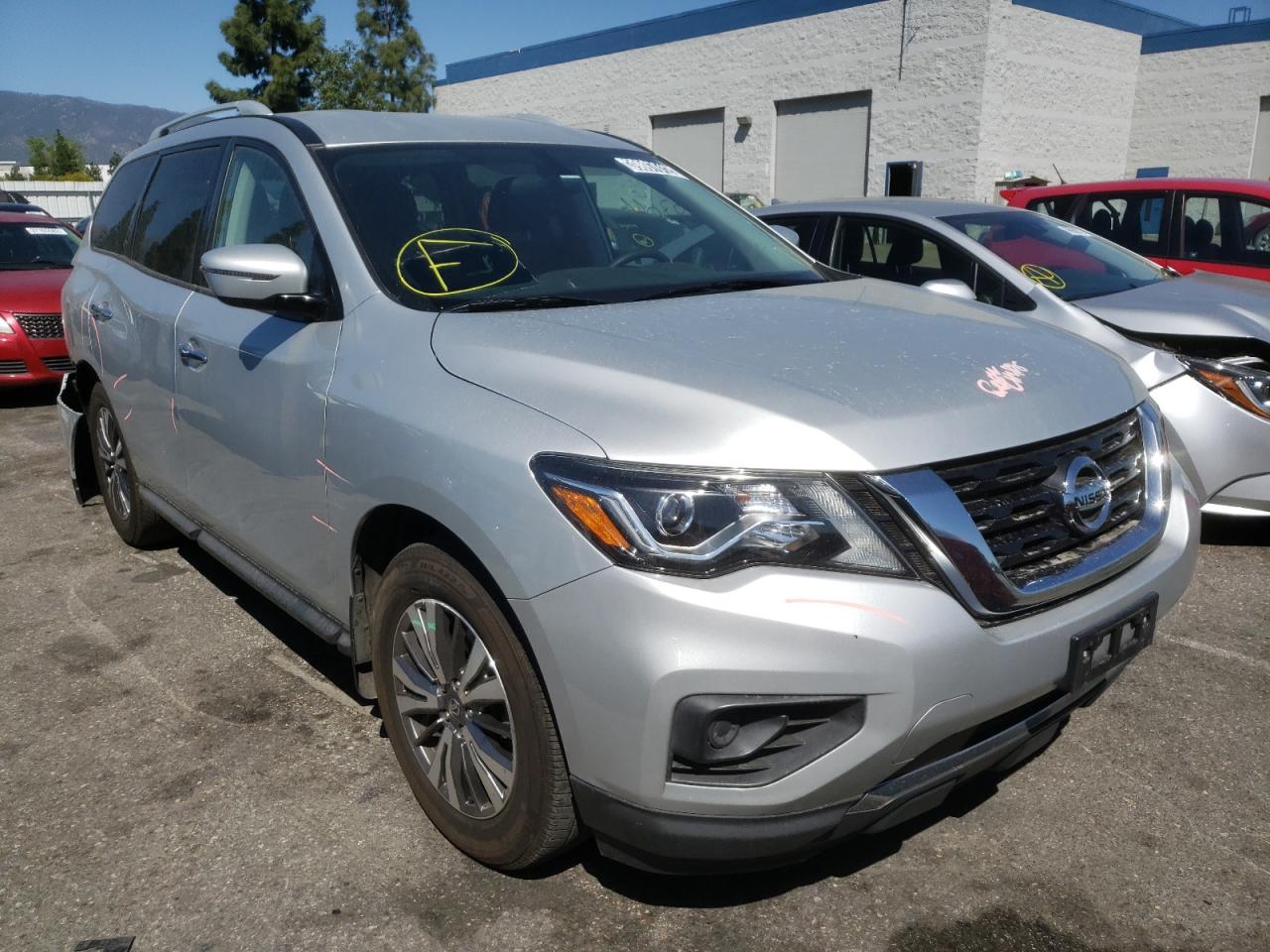 NISSAN PATHFINDER 2018 with VIN 5N1DR2MN3JC670212 - Photo from auction