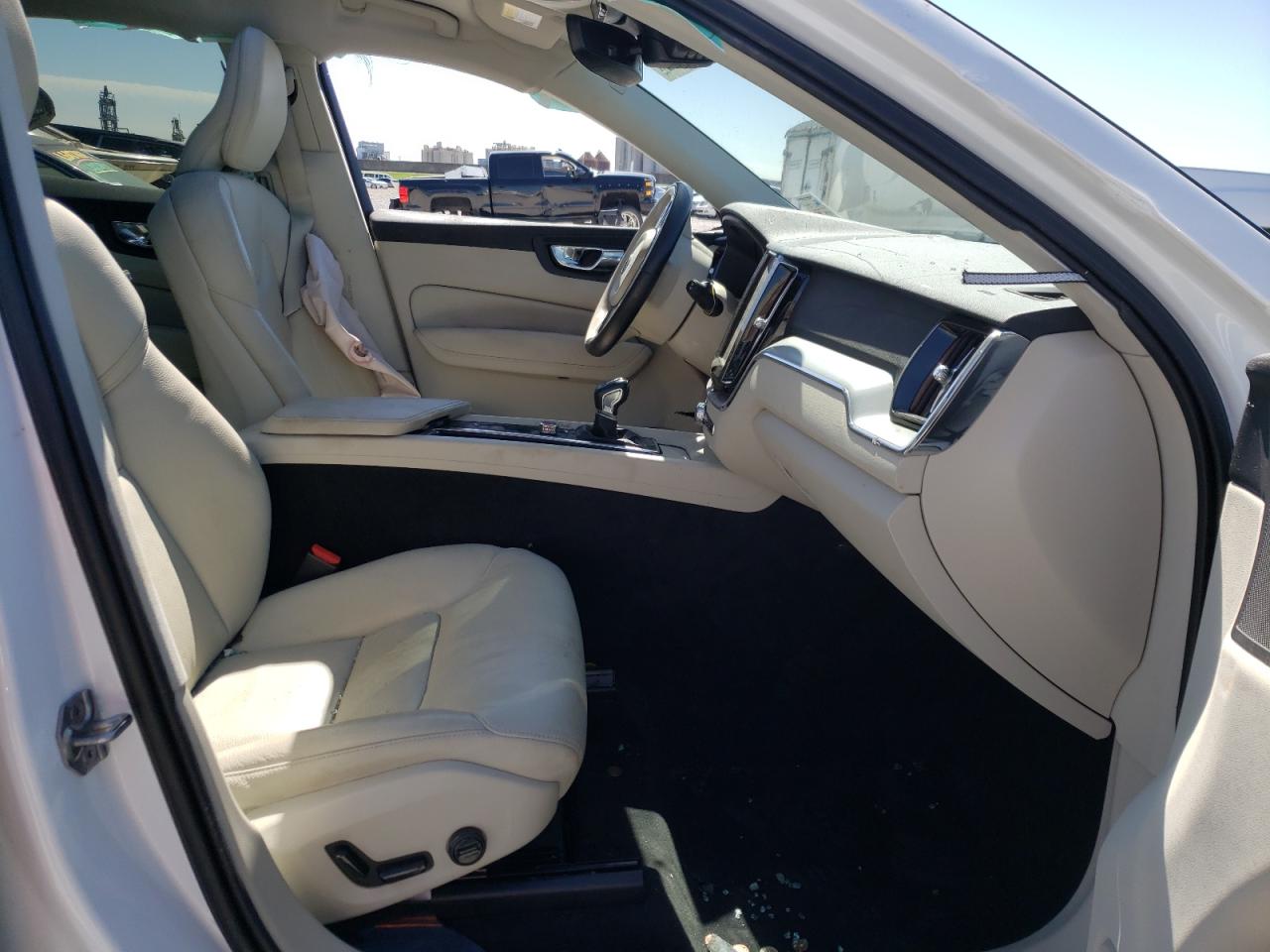 Photo 5 from auction – 2019 VOLVO XC60 T5 MO with VIN LYV102DK4KB367209