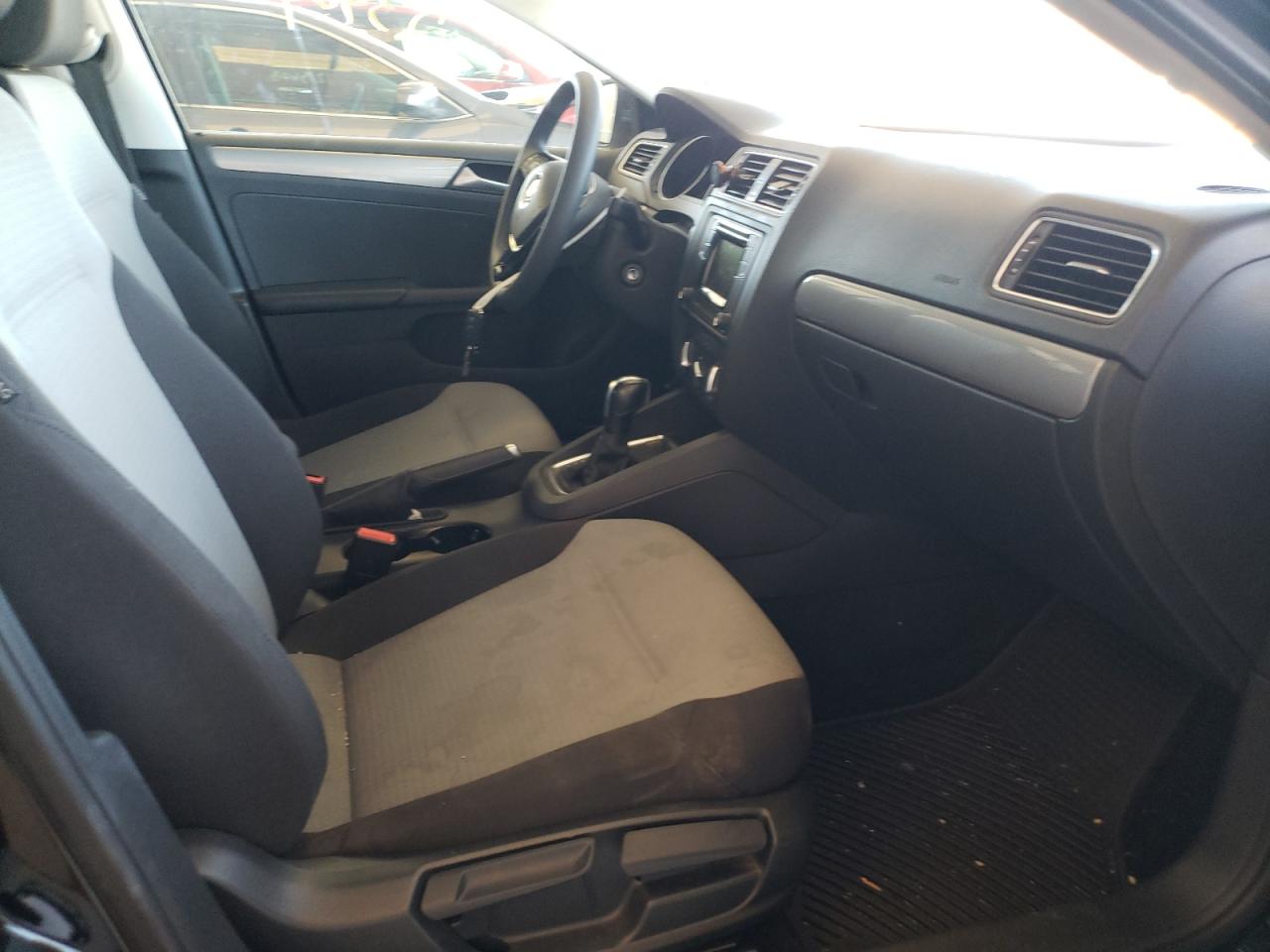 Photo 5 from auction – 2017 VOLKSWAGEN JETTA S with VIN 3VW2B7AJ9HM338179
